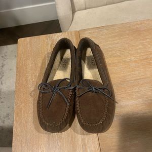 Boys Ugg slippers size US4 EU 34